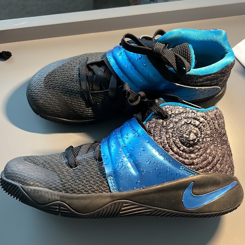 Nike Kyries 2